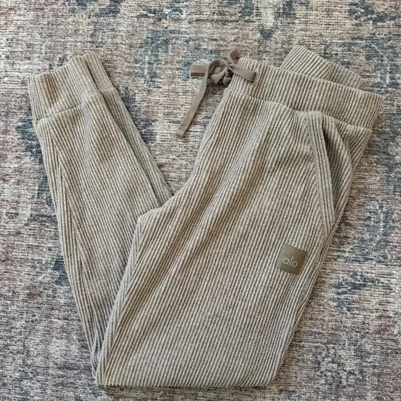 ALO Yoga Women's Muse Beige V-Neck Sweater and Sweatpants set - Picture 4 of 6